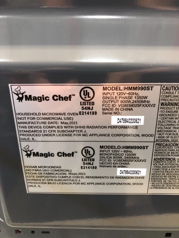 Photo 2 of MAGIC CHEF 0.9 cu. ft. Countertop Microwave in Stainless Steel with Gray Cavity

//MINOR DAMAGE WITH DENT, TESTED AND FUNCTIONAL 