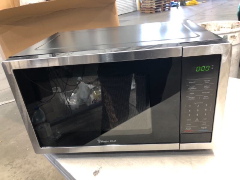 Photo 4 of MAGIC CHEF 0.9 cu. ft. Countertop Microwave in Stainless Steel with Gray Cavity

//MINOR DAMAGE WITH DENT, TESTED AND FUNCTIONAL 