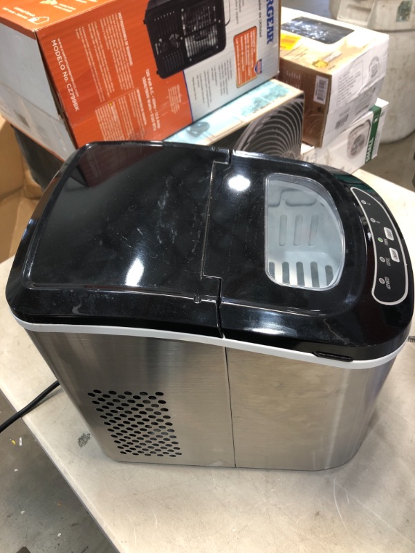 Photo 4 of PARTS ONLY//Magic Chef 27 Lbs. Portable Countertop Ice Maker in Stainless Steel, Silver

//MINOR COSMETIC DAMAGE, TESTED AND WORKING//LEAKS
