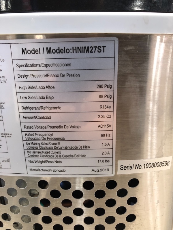 Photo 3 of PARTS ONLY//Magic Chef 27 Lbs. Portable Countertop Ice Maker in Stainless Steel, Silver

//MINOR COSMETIC DAMAGE, TESTED AND WORKING//LEAKS
