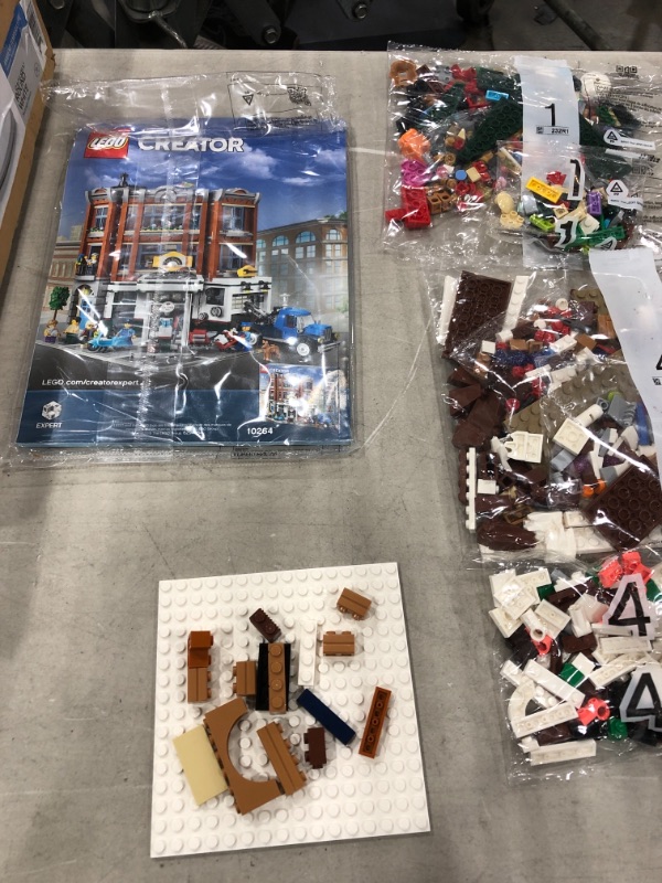 Photo 3 of LEGO Creator Expert Gingerbread House Building Kit 10267