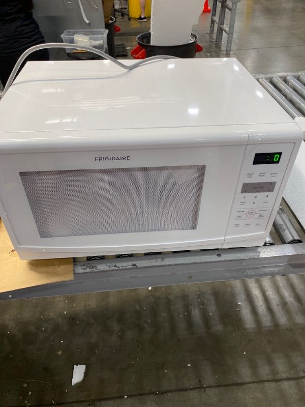 Photo 2 of ***PARTS ONLY*** Frigidaire 2.2 Cu. Ft. Countertop Microwave in White