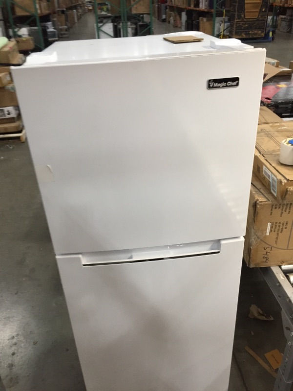 Photo 5 of 10.1 cu. ft. Top Freezer Refrigerator in White
59.4 in X  23.6 in


//nonfunctional//parts only//item powers on, but doesn't get cold// damaged corner