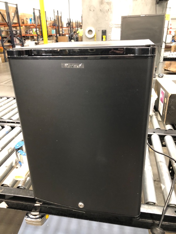 Photo 2 of Smad Compact Mini Fridge Quiet No Noise Absorption Refrigerator with Lock 40L 1.4 cu.ft, Black


//tested powers on//cosmetic damage //missing keys