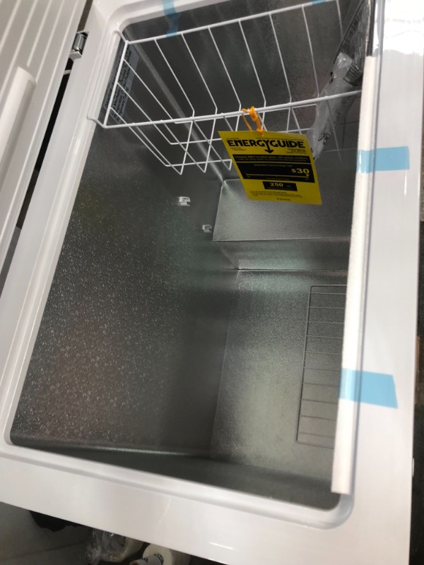 Photo 4 of VISSANI 7 Cu. Ft. Manual Defrost Chest Freezer in White
