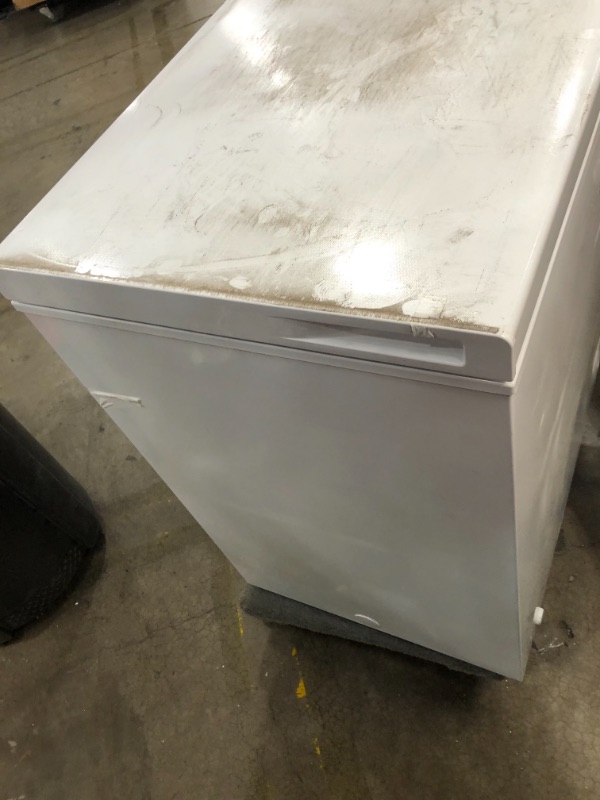 Photo 3 of Frigidaire FFFC05M2UW 5.0 cu.ft. White Chest Freezer
