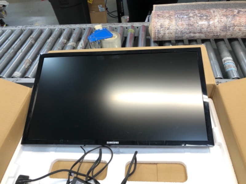 Photo 3 of SAMSUNG 28" Class UHD Monitor (3840 x 2160) with High Glossy Black Finish - LU28E570DS/ZA