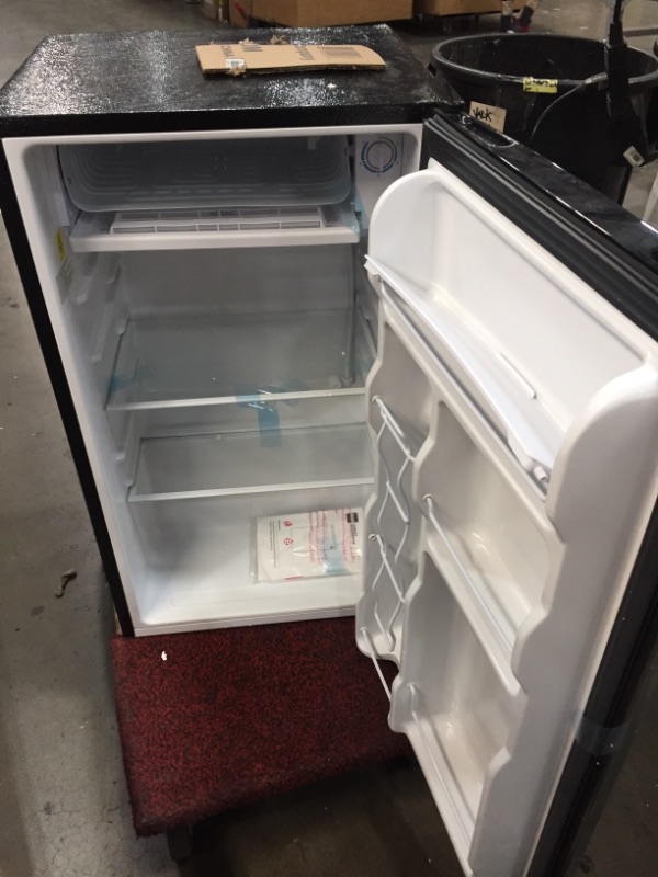 Photo 4 of RCA RFR322-B RFR322 3.2 Cu Ft Single Door Mini Fridge with Freezer, Platinum, Stainless DENTED ON TOP FRONT RIGHT CORNER.
