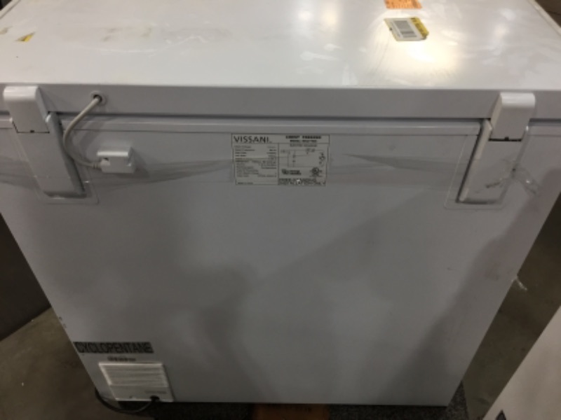 Photo 4 of 7 cu. ft. Manual Defrost Chest Freezer in White
***minor damage see pictures***