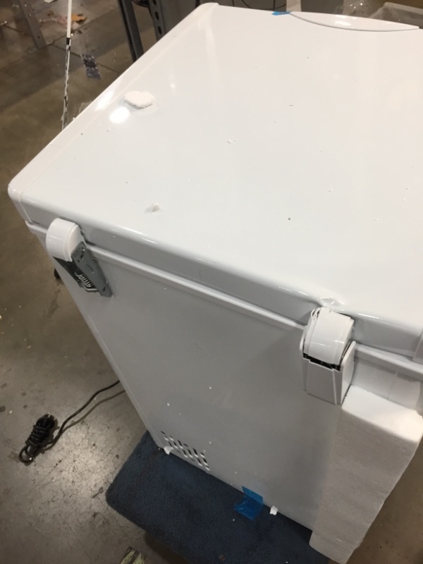 Photo 4 of DAMAGED
Koolatron Compact Chest Freezer with flip-up lid and 3.5 Cubic Feet Capacity - Mini Indoor Chest Freezer 