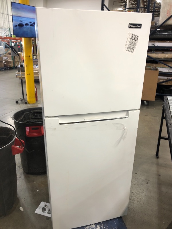 Photo 2 of  Magic Chef HMDR1000WE 10.1 cu.ft. top Freezer/Refrigerator, White
