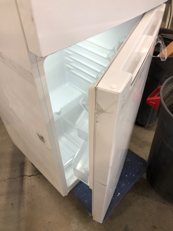 Photo 7 of  Magic Chef HMDR1000WE 10.1 cu.ft. top Freezer/Refrigerator, White
