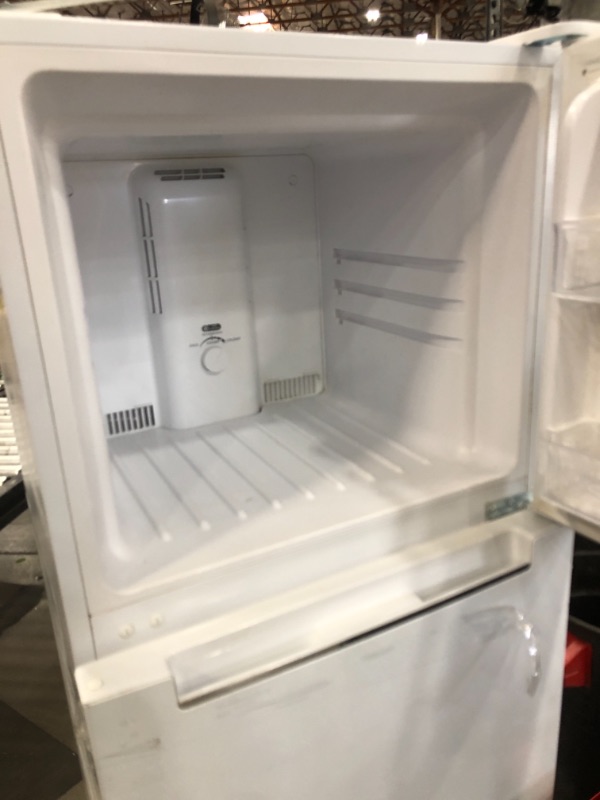Photo 8 of  Magic Chef HMDR1000WE 10.1 cu.ft. top Freezer/Refrigerator, White
