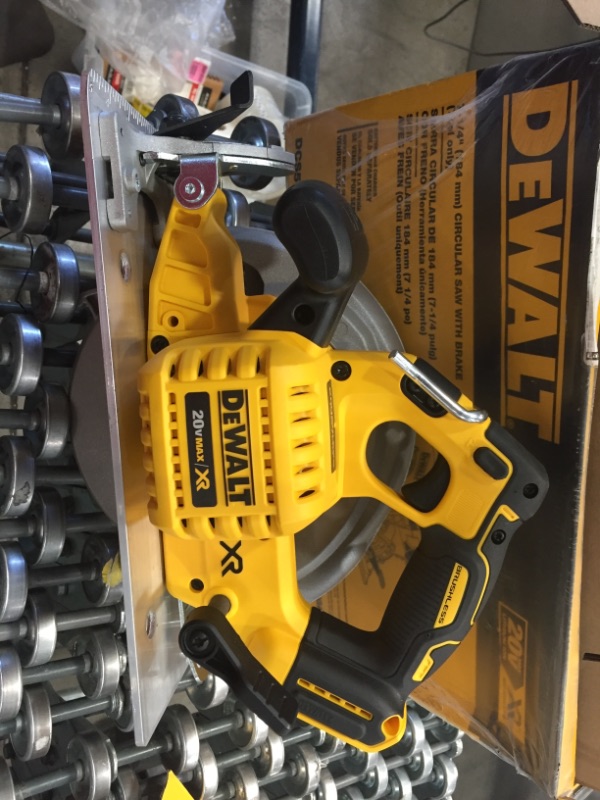 Photo 2 of 20-Volt MAX XR Cordless Brushless 7-1/4 in. Circular Saw (Tool-Only)
