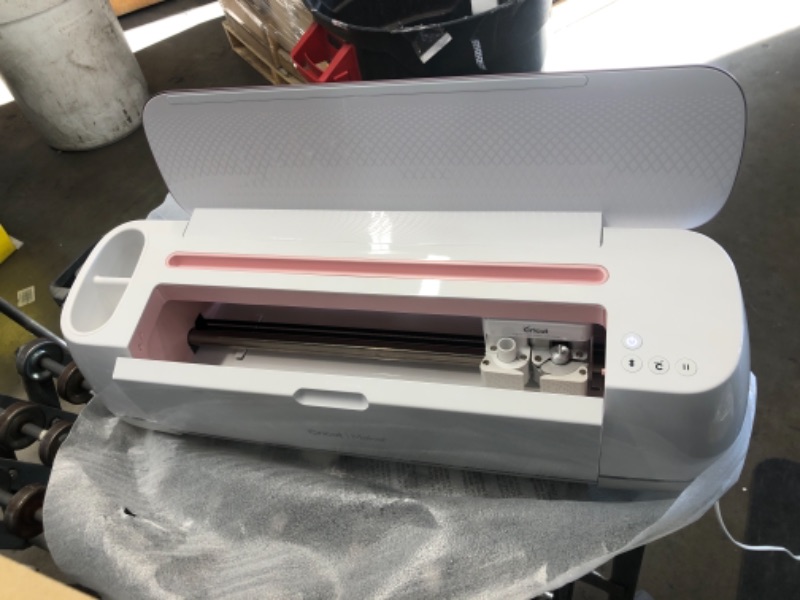 Photo 1 of Cricut Maker Electric Cutting Machine in Rose, Rose and White

//MINOR COSMETIC DAMAGE, TESTED AND FUNCTIONAL
