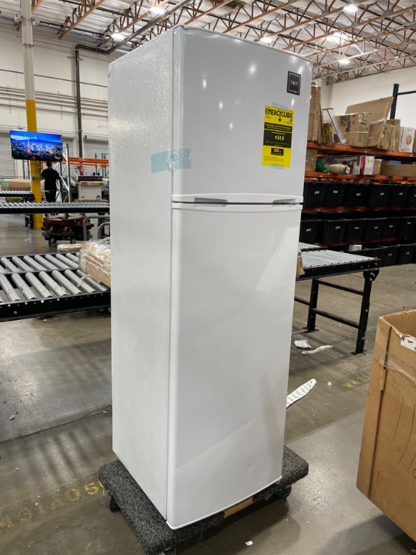 Photo 2 of RCA RFR1085 10.0 cu. ft. Refrigerator/Freezer, 10, White
