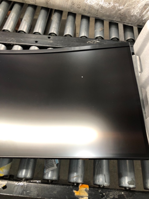 Photo 3 of SAMSUNG LC49RG90SSNXZA 49-Inch CRG9 Curved Gaming Monitor, Black, QHD, 120Hz

//TESTED AND FUNCTIONAL, MINOR DAMAGE WITH SCUFF ON ONE PIECE 
