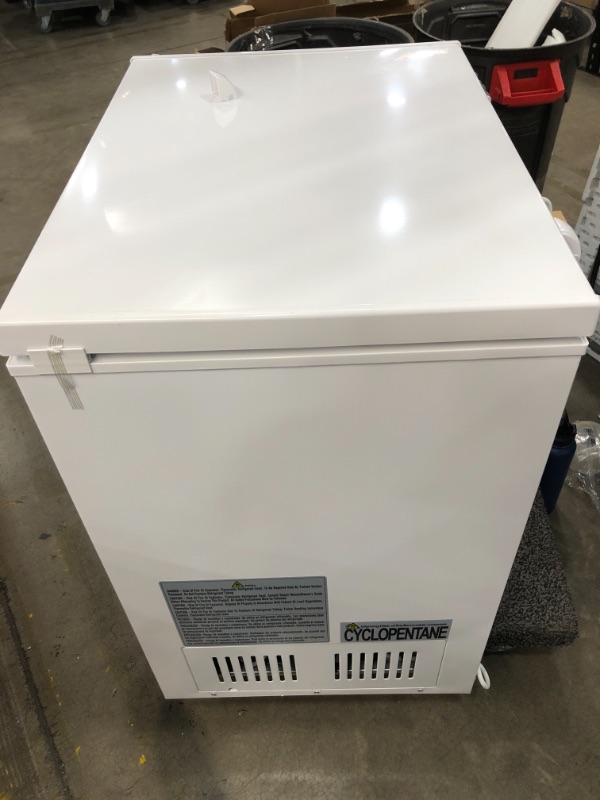 Photo 3 of MAGIC CHEF 5.0 cu. ft. Chest Freezer in White
