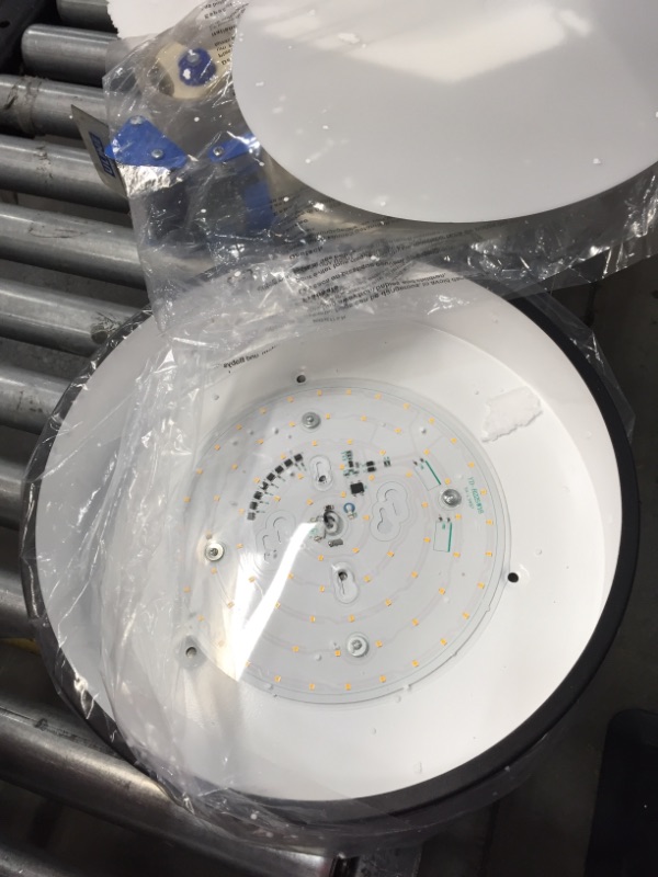 Photo 3 of 14 inch Circular LED Light 

//MINOR DAMAGE TO PLASTIC SCREEN 