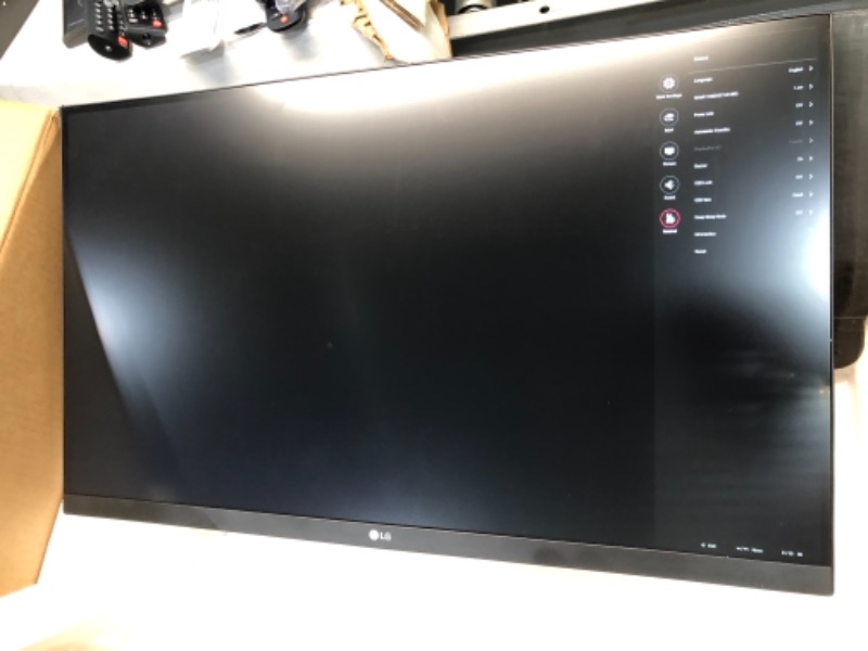 Photo 2 of LG 27UK850-W 27" 4K UHD IPS Monitor with HDR10 with USB Type-C Connectivity and FreeSync, White
