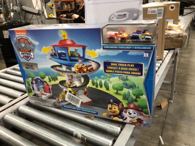 Photo 2 of PAW Patrol True Metal Adventure Bay Rescue Way Playset with 2 Exclusive Vehicles 1:55 Scale