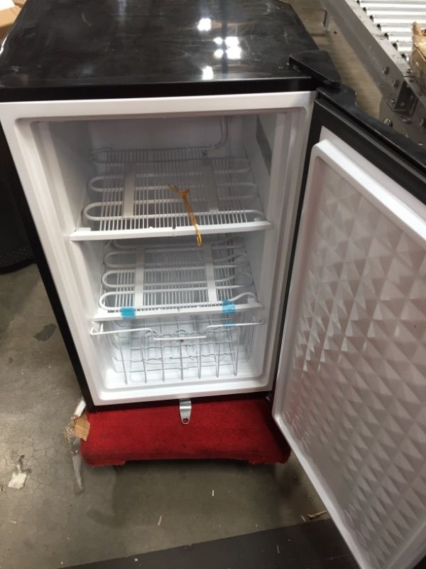 Photo 3 of Midea MRU03M2ABB Upright Freezer Large 30 Cubic Feet Blackwith Lock