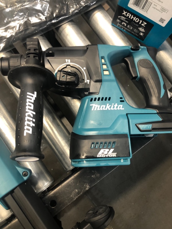 Photo 9 of Makita XRH01ZWX 18V LXT Lithium-Ion Brushless Cordless 1" Rotary Hammer, accepts SDS-PLUS bits, w/HEPA Dust Extractor Attachment, Tool Only