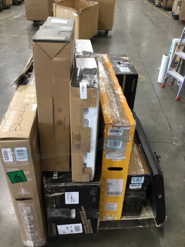 Photo 1 of PALLET OF BROKEN TVS AND MONITORS. SOLD AS IS. NO RETURN ON BROKEN ELECTRONIC PALLETS