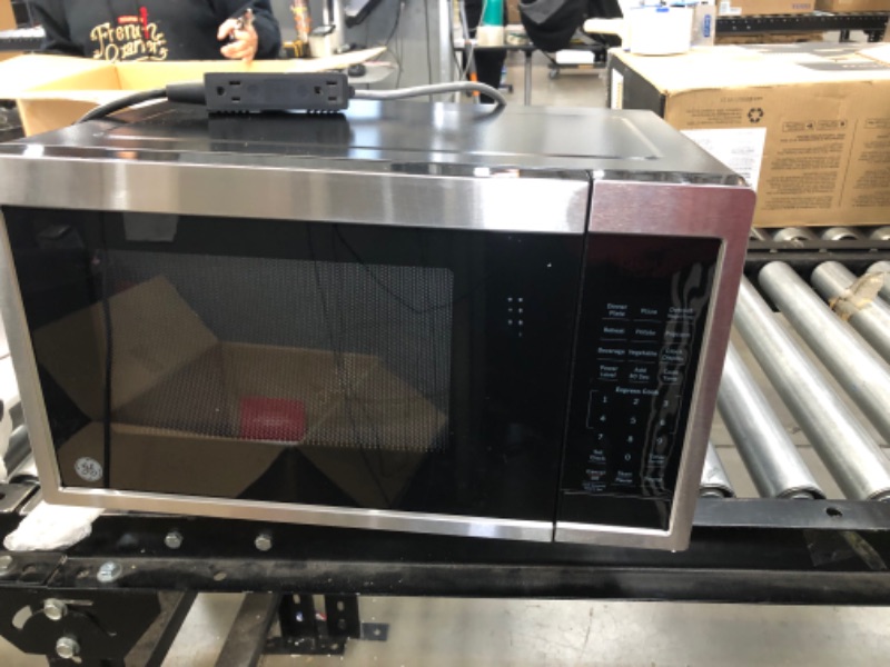 Photo 2 of GE JES1095SMSS Microwave Oven | 0.9 Cubic Feet Capacity, 900 Watts | Kitchen Essentials for the Countertop or Dorm Room, Cu Ft, Stainless Steel

//tested,powers on// clock display does not work
