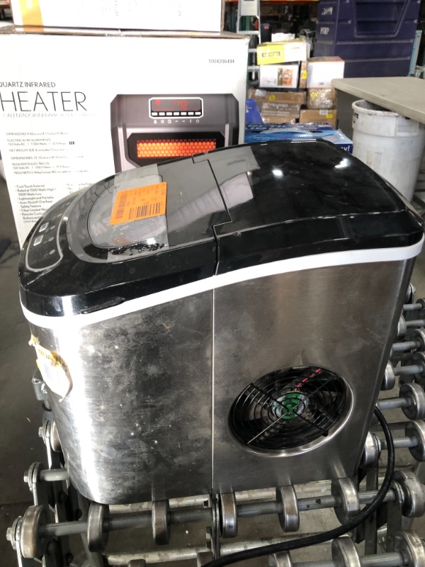 Photo 4 of Magic Chef 27-Lb. Portable Countertop Ice Maker in Silver
**NOT FUNCTION, DAMAGED POWER CORD, USED**