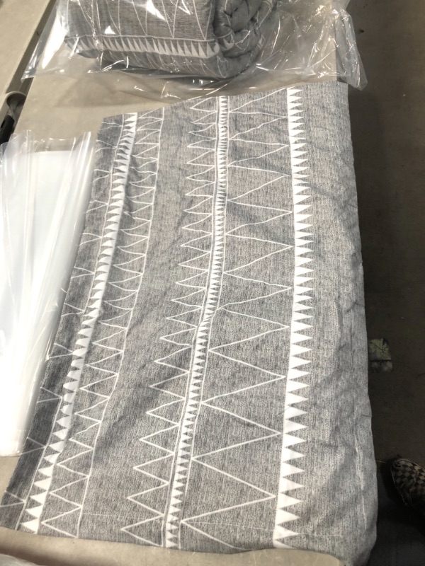 Photo 2 of Atarashi Queen Boho Grey Comforter Set,All Season Bed Set, Dark Gray with White Geometric Modern Pattern Printed Comforter with 2 Pillow Shams (Queen/Full,90x90inches,3pieces)
AS IS USED, MISSING ONE PILLOW CASE 