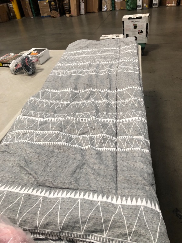 Photo 1 of Atarashi Queen Boho Grey Comforter Set,All Season Bed Set, Dark Gray with White Geometric Modern Pattern Printed Comforter with 2 Pillow Shams (Queen/Full,90x90inches,3pieces)
AS IS USED, MISSING ONE PILLOW CASE 