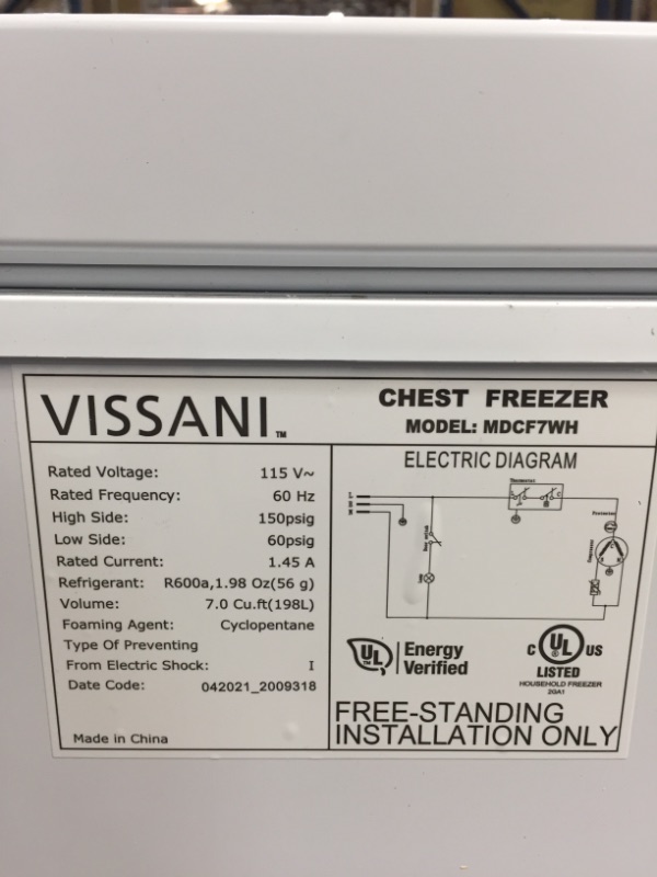 Photo 2 of ***PARTS ONLY*** VISSANI 7 cu. ft. Manual Defrost Chest Freezer in White

MAJOR COSEMTIC DAMAGE 
