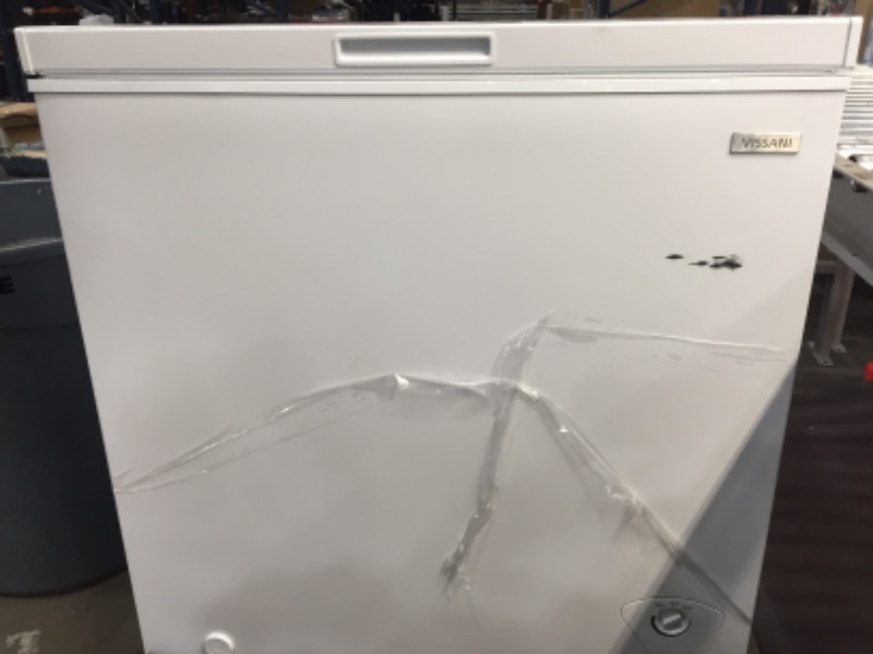 Photo 6 of ***PARTS ONLY*** VISSANI 7 cu. ft. Manual Defrost Chest Freezer in White

MAJOR COSEMTIC DAMAGE 
