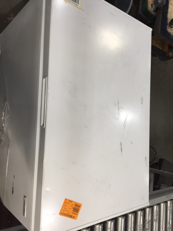 Photo 7 of ***PARTS ONLY*** VISSANI 7 cu. ft. Manual Defrost Chest Freezer in White

MAJOR COSEMTIC DAMAGE 
