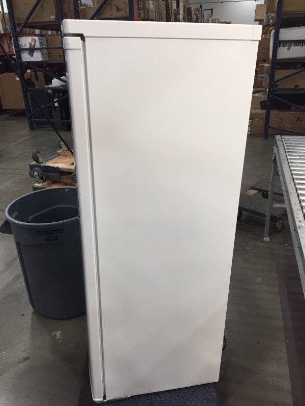 Photo 6 of MAGIC CHEF 5.8 cu. ft. Upright Freezer in White

//TESTED AND FUNCTIONAL 
