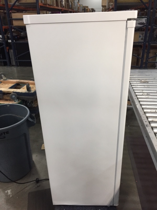 Photo 4 of MAGIC CHEF 5.8 cu. ft. Upright Freezer in White

//TESTED AND FUNCTIONAL 
