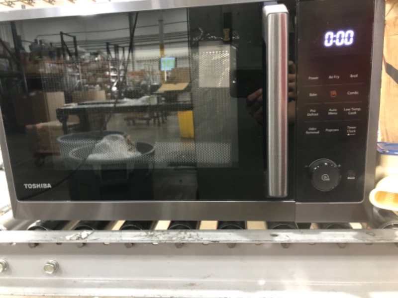 Photo 5 of **parts only*** Toshiba ML2-EC10SA(BS) Multifunctional Microwave Oven with Healthy Air Fry, Convection Cooking, Position Memory Turntable, Easy-clean Interior and ECO Mode, 1.0 Cu.ft, Black stainless steel
