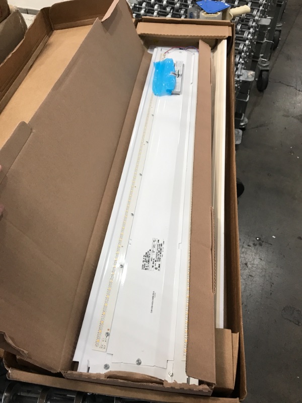 Photo 2 of Lithonia Lighting FMFL 30840 CAML 4000K WH 4-Foot LED Linear Flush Mount, 2800 Lumens, 120 Volts, 35 Watts, Damp Listed, White
