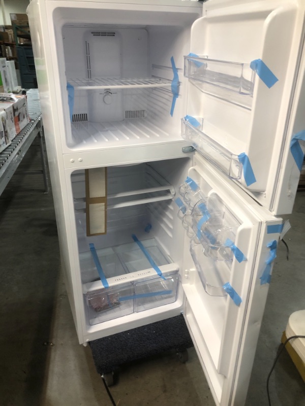 Photo 3 of *view images for damage ** Magic Chef HMDR1000WE 10.1 cu.ft. top Freezer/Refrigerator, White
