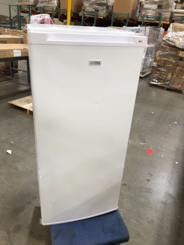 Photo 2 of Commercial Chef CCUL50W6 Upright Freezer
