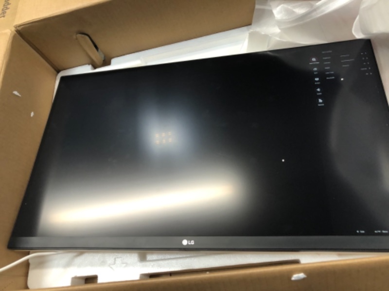 Photo 1 of LG Ultrafine Monitor 27" UHD (3840 x 2160) IPS Display, 99% Color Accuracy, Detailed Contrast, Borderless Frame, Hardware, USB-C, Business, FreeSync - Silver
