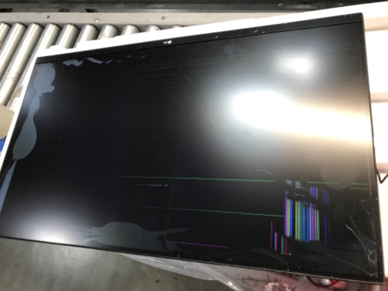 Photo 2 of LG 32" 2560x1440 HDMI DP 144hz 5ms 4K QHD Freesync Gaming Monitor - 32GK650-F
**DAMAGE TO SCREEN**