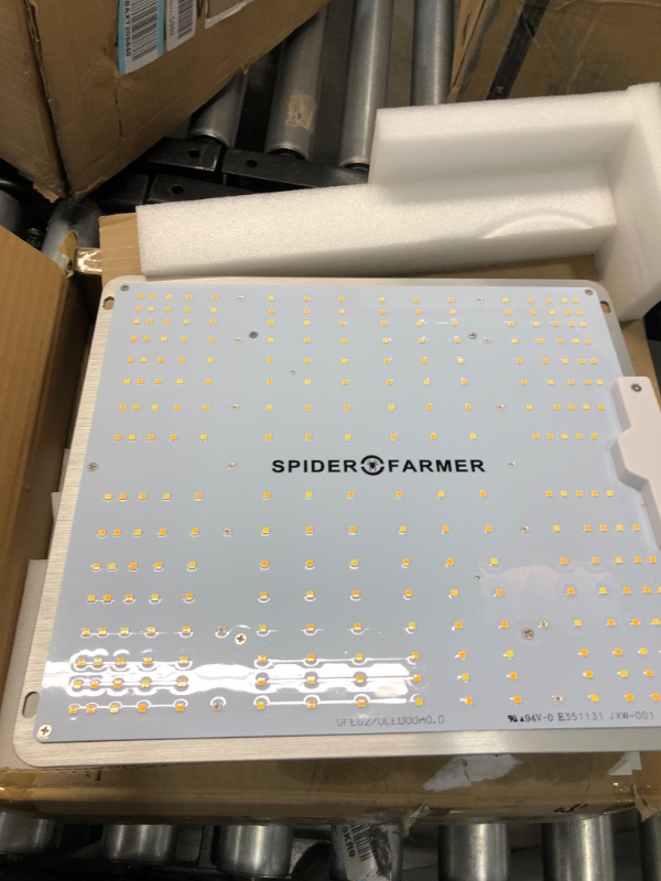Photo 1 of NOT TESTED SPIDER FARMER SF-1000 LED Grow Light Use with Samsung LM301B LEDs Daisy Chain Dimmable Full Spectrum Grow Lights for Indoor Plants Veg Flower Greenhouse Growing Lamps with MeanWell Driver
