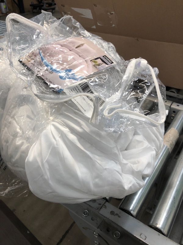 Photo 1 of 
Utopia Bedding All Season 250 GSM Comforter - Ultra Soft Down Alternative Comforter - Plush Siliconized Fiberfill Duvet Insert - Box Stitched (Twin, White)
Color:White