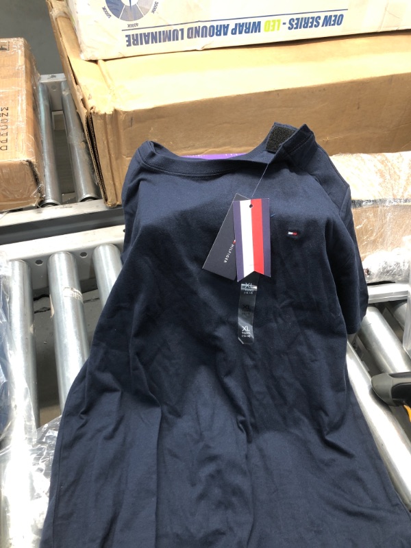 Photo 2 of Tommy Hilfiger Boys' Big Adaptive T Shirt Magnetic Buttons at Shoulders (VELCRO)