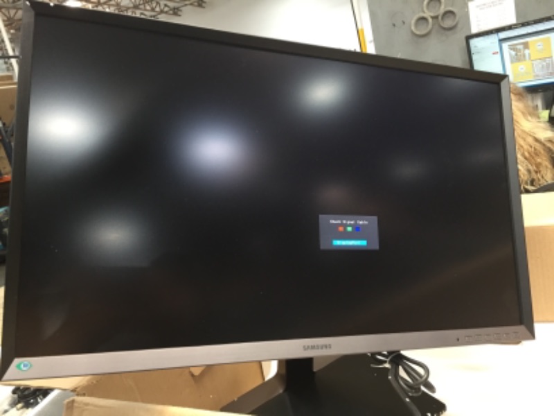 Photo 3 of SAMSUNG 32" Flat (2560 x 1440) QHD Monitor -LS32D85KTSR/ZA