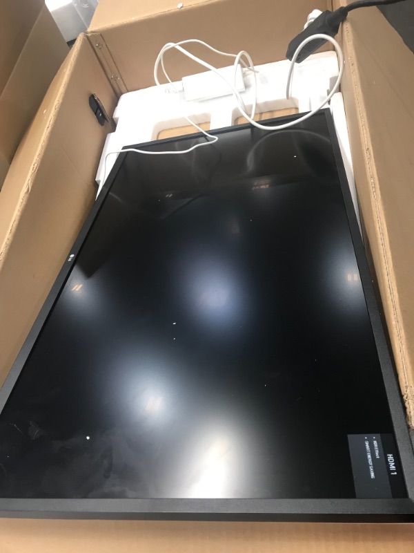 Photo 1 of LG 32" UHD 3840 x 2160 4K HDMI DisplayPort AMD FreeSync, DCI-P3 95% Color Gamut HDR 10 VESA Tilt Built-In Speaker Monitor