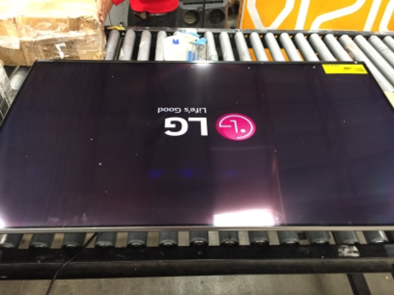 Photo 3 of LG 49" Class NanoCell 85 Series LED 4K UHD Smart webOS TV

/TESTED, POWERS ON//SCREEN IS DAMAGED SEE PICTURE