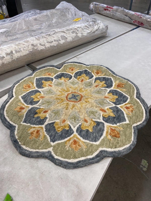 Photo 1 of 3' ROUND WOOVEN AREA RUG, AS IS USED, DIRTY, PLEASE SEE PHOTOS 